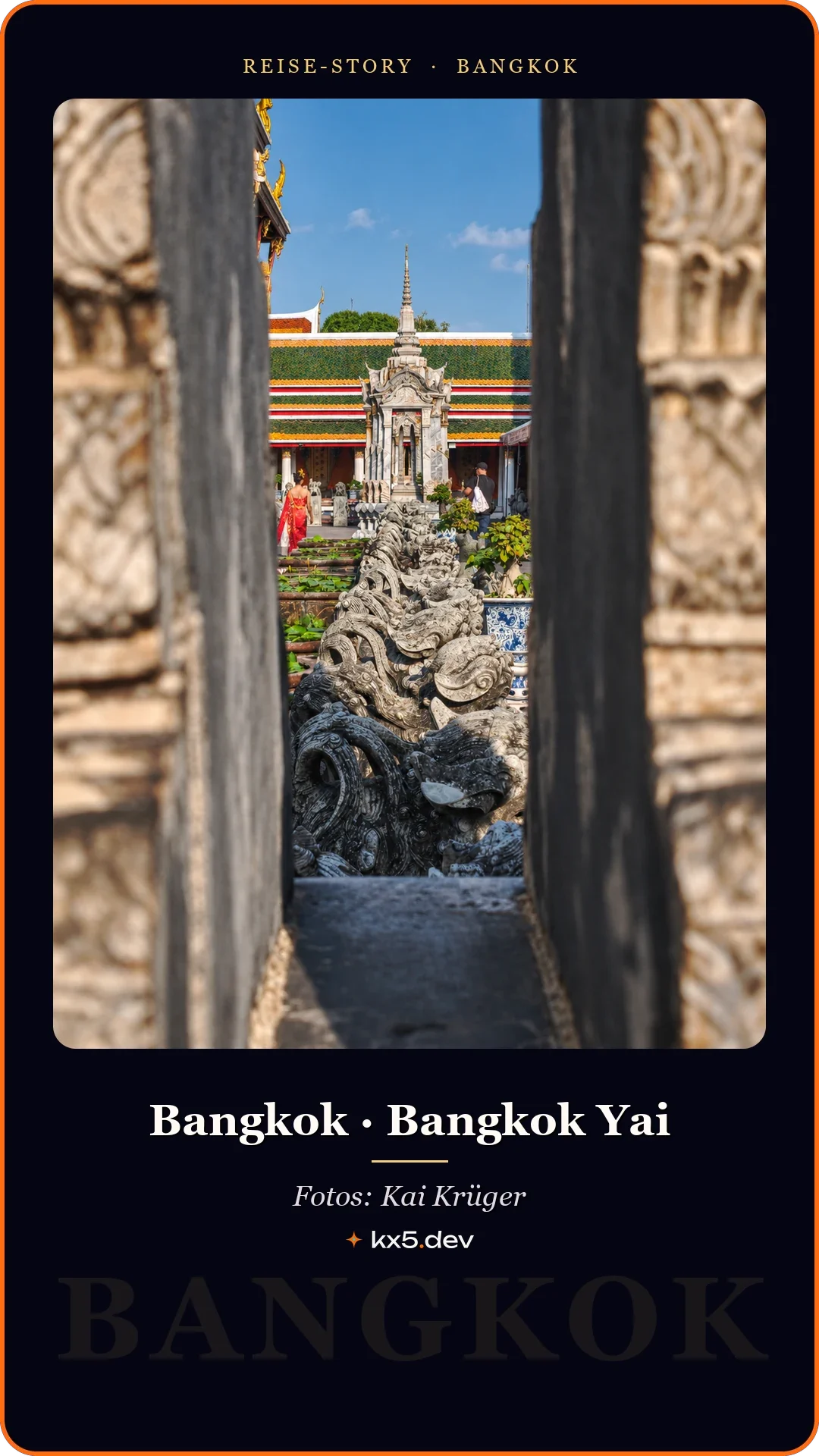Blick durch die Tempelmauer: Bangkok · Bangkok Yai