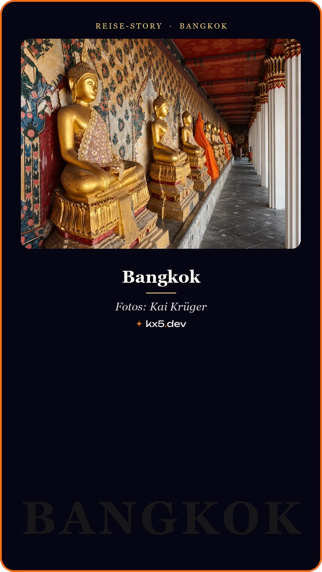 Goldene Buddhas im Wandelgang: Bangkok
