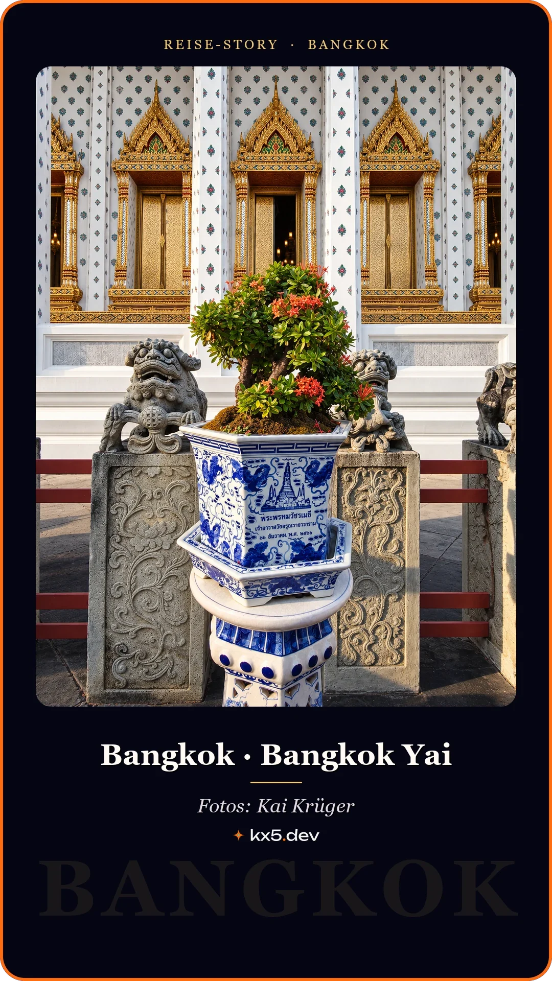 Blaue Vase vor dem Tempel: Bangkok · Bangkok Yai