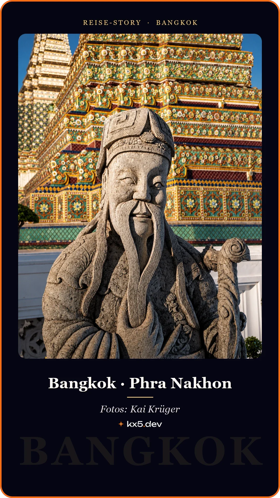 Steinfigur vor dem Chedi: Bangkok · Phra Nakhon