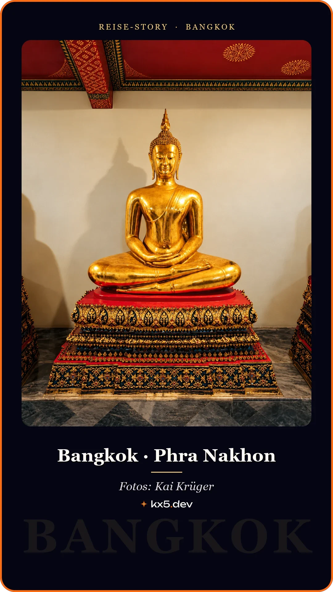Goldener Buddha in Rot: Bangkok · Phra Nakhon