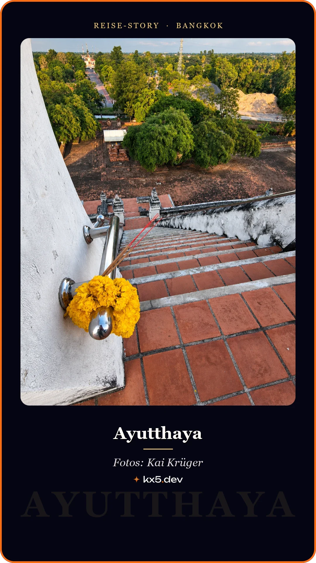 Stufen mit Blumenkette: Ayutthaya