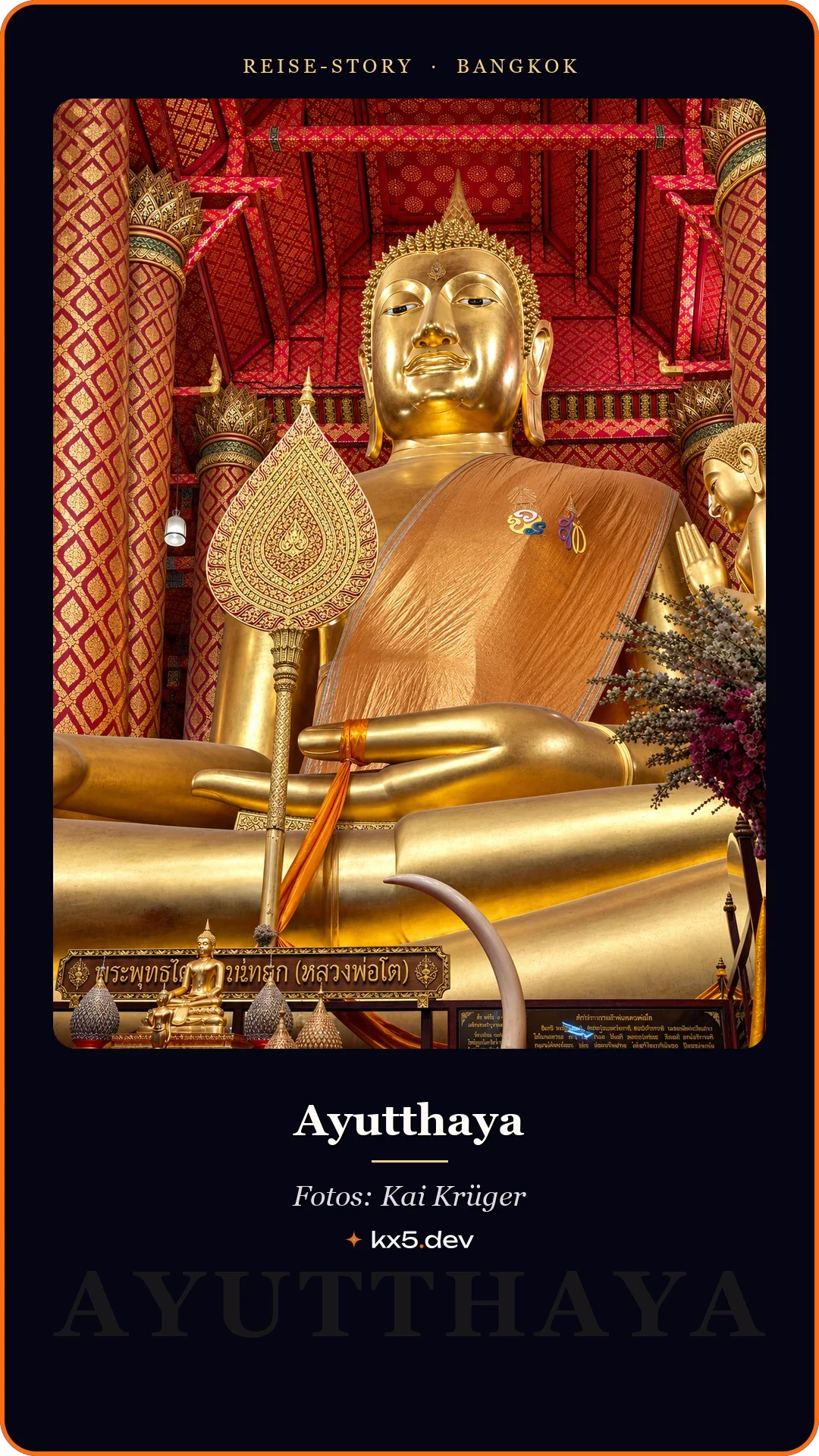 Goldener Buddha in Rot: Ayutthaya